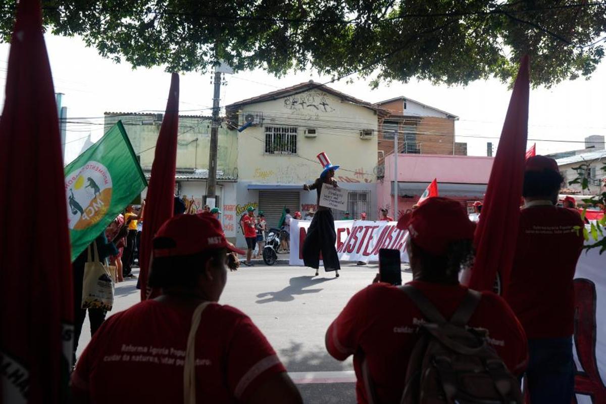 Manifestantes llenan las calles de Belém para reclamar mayor ambición climática en plena COP30