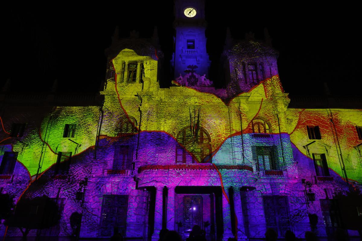 València estrena un "mapping" en la fachada del Ayuntamiento