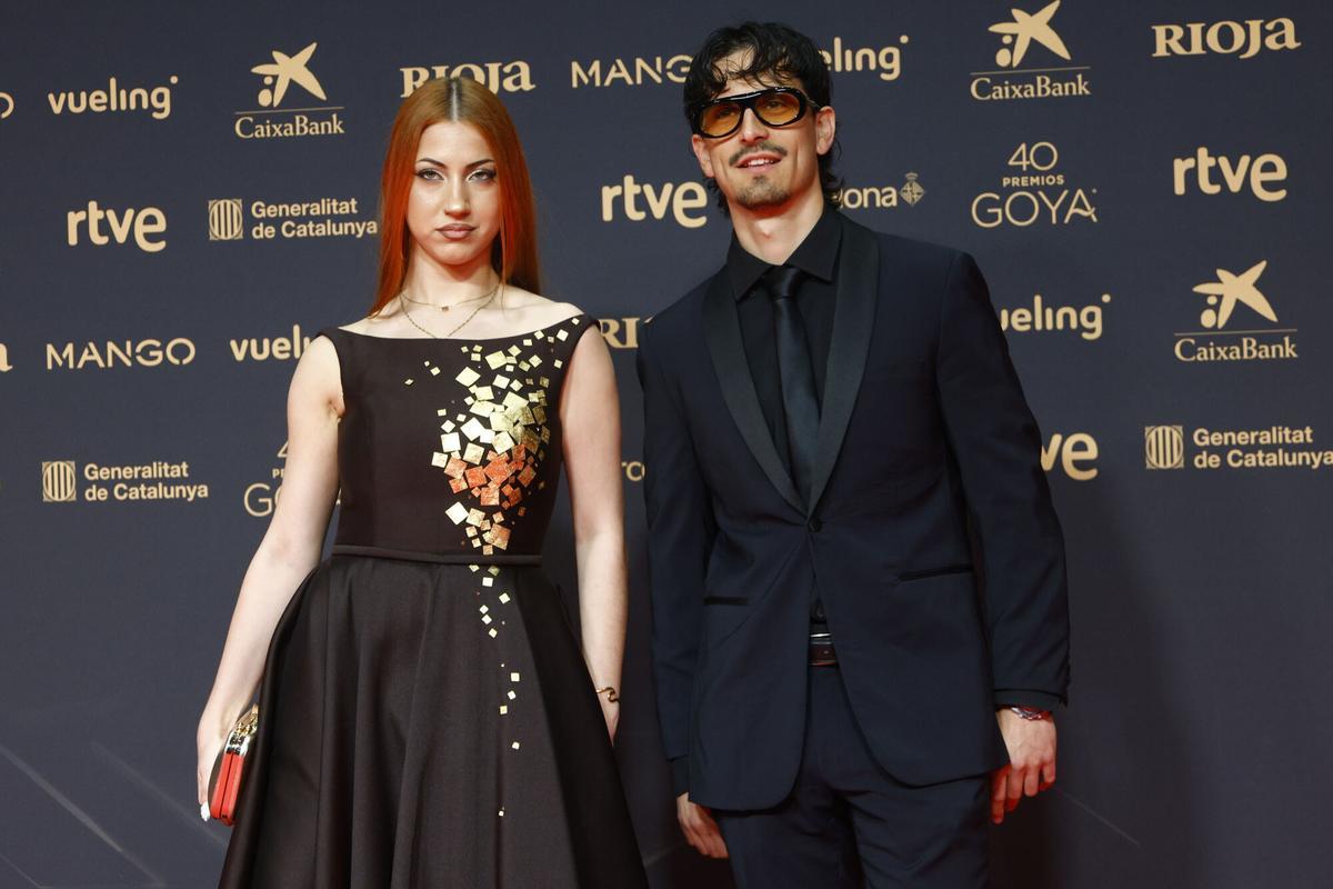 Los cantantes Tony y Luci, ganadores del Benidorm Fest, posa en la alfombra roja de los Premios Goya.