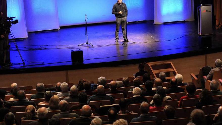 Rubén Barredo, durante su actuación en la Casa de Cultura de Mieres.