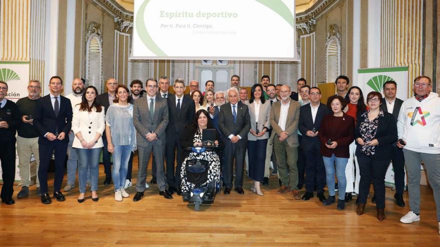 Foto de familia de los representantes de los clubes junto al presidente, José Manuel Domínguez.