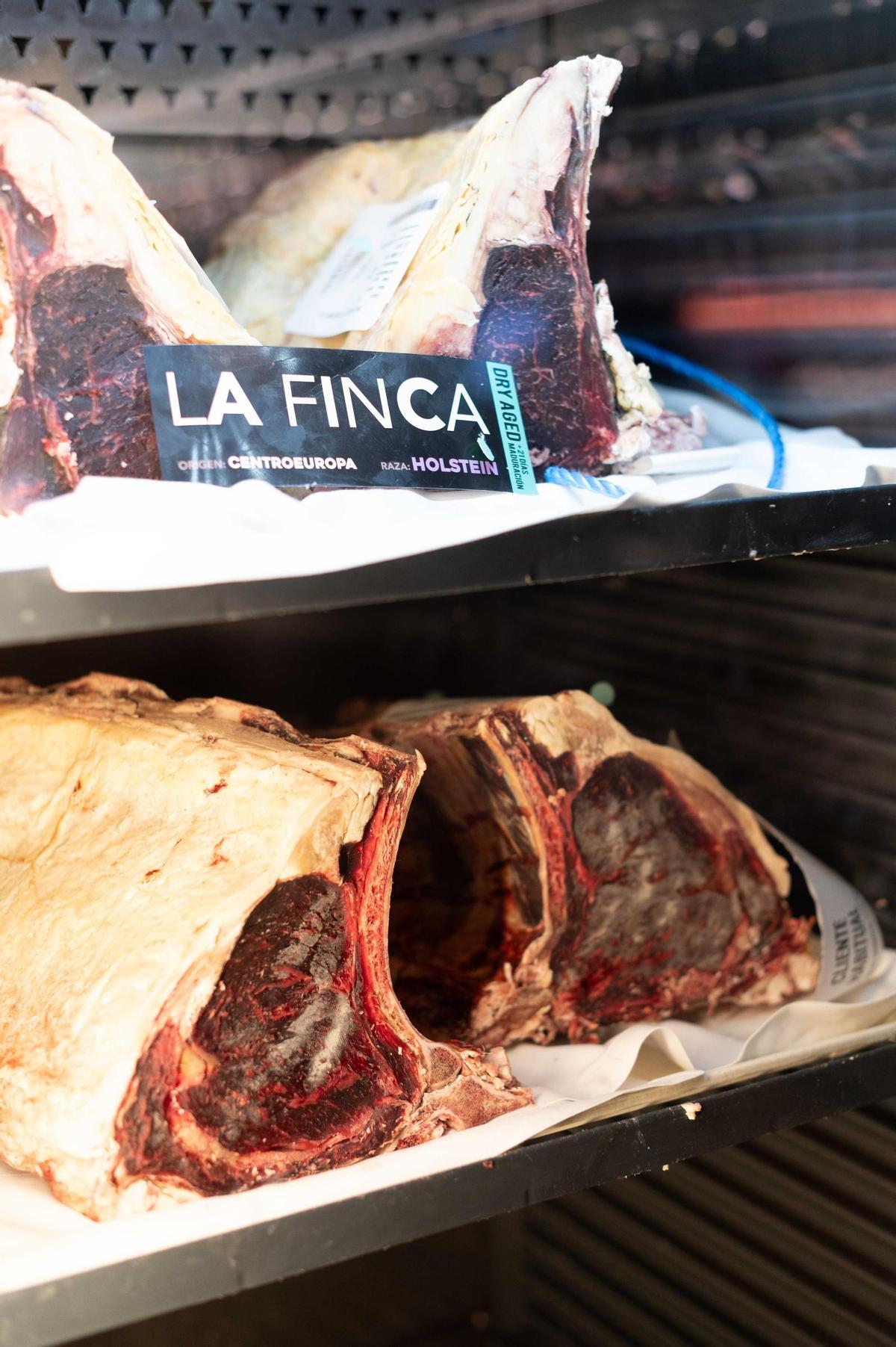 El chuletón de vaca vieja a la brasa es una de las especialidades del restaurante.