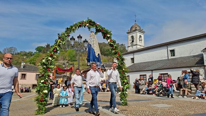 En imágenes: El bandeo de pendones cierra la Semana Santa de Piantón (Vegadeo)