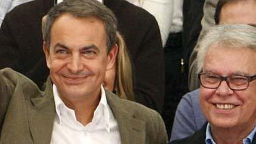 Zapatero, apoyado por Felipe González.