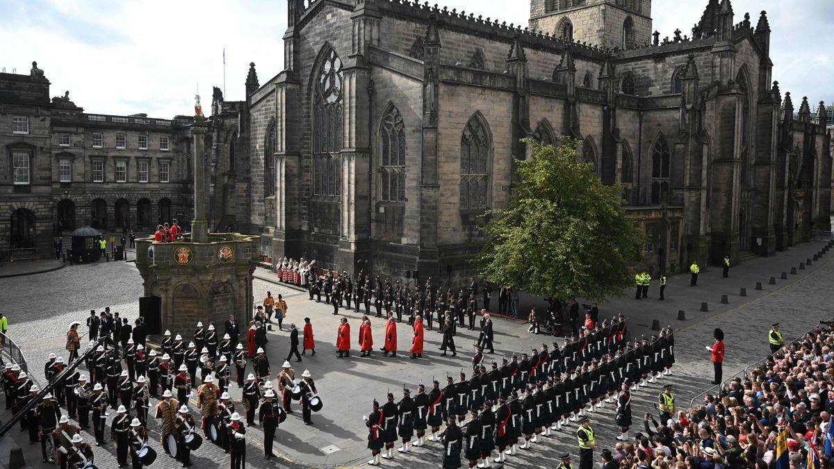 Dios salve al rey y tres hurras por su majestad Carlos III en Edimburgo.