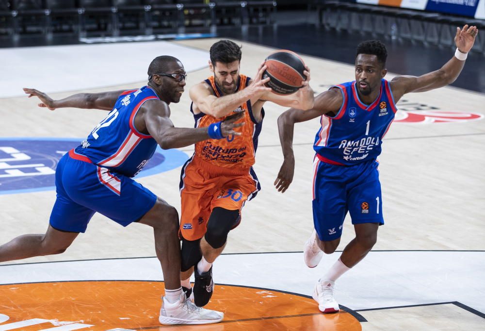 Partido Euroliga entre Anadolu Efes y Valencia Basket