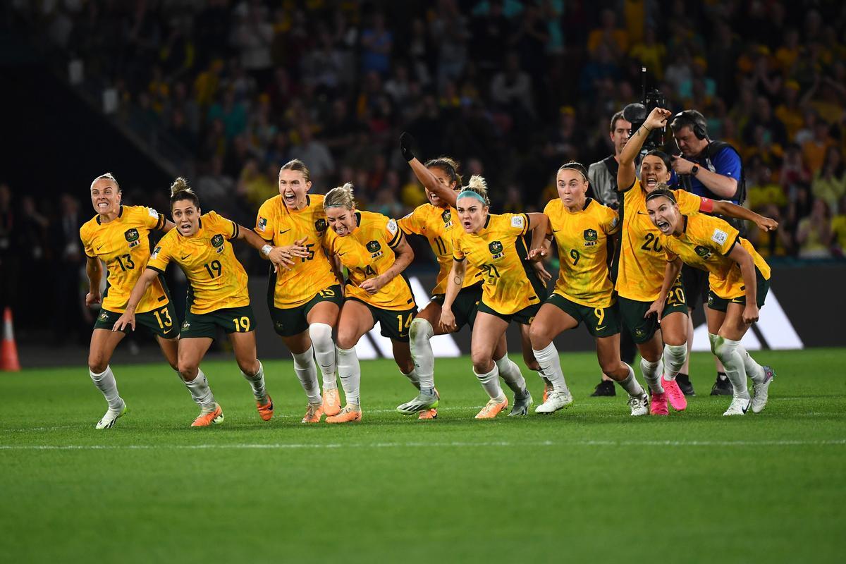 Les australianes esclaten d'alegria després del darrer gol de Vine a la tanda de penals