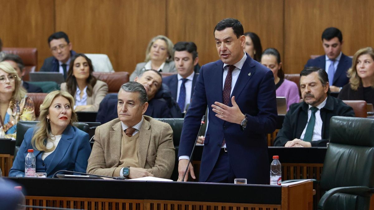 El presidente de la Junta, Juanma Moreno, en el Parlamento andaluz