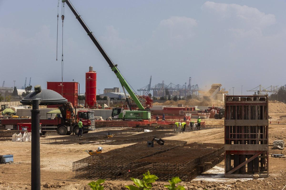 Las grúas ya trabajan en el futuro centro comercial de Turianova