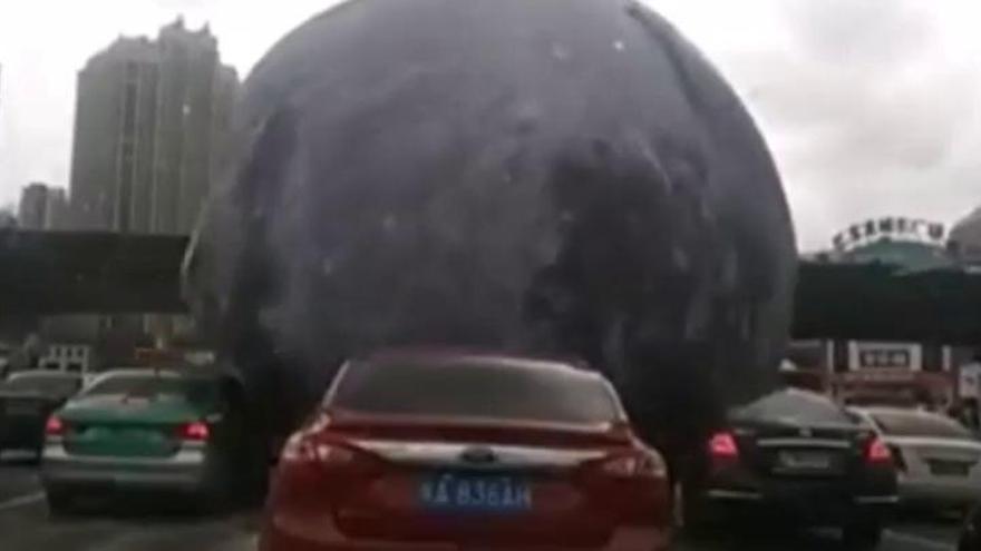 Una luna hinchable gigante, sin control en una ciudad de China