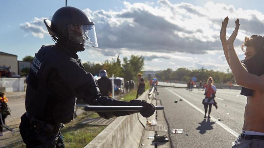 Un Mosso colpeja un manifestant a l&#039;AP-7.