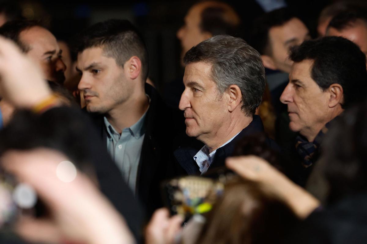 MADRID, 09/01/2025.- El líder del Partido Popular, Alberto Núñez Feijóo, participa en una manifestación convocada en Madrid para apoyar al candidato opositor Edmundo González como presidente electo de Venezuela, este jueves, en vísperas de la toma de posesión presidencial en Caracas. EFE/ Mariscal
