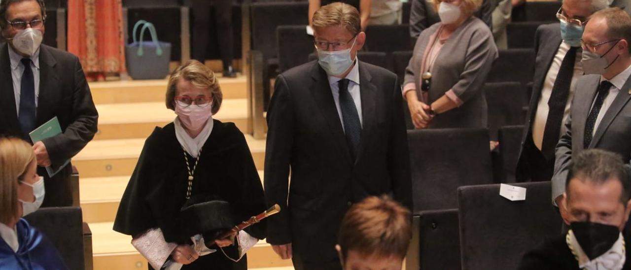 La rectora, junto al presidente Puig, en el acto de apertura del curso académico.