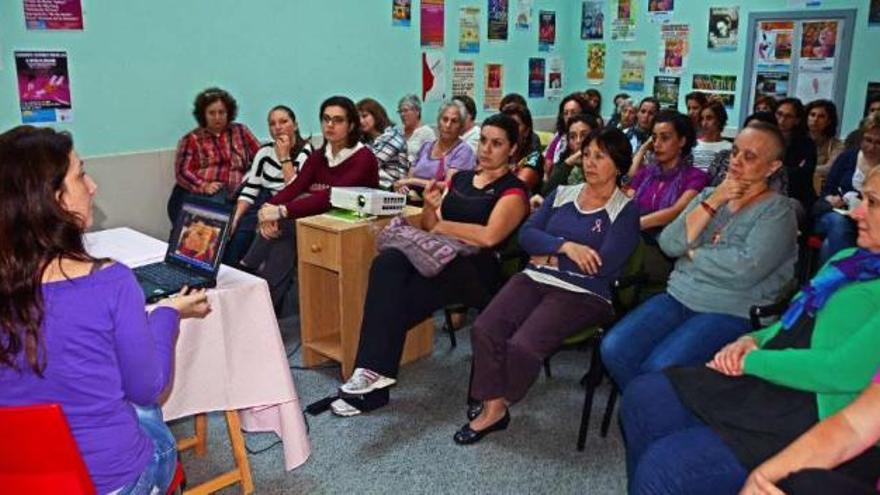 Varias decenas de personas asistieron a la charla celebrada en el local de Adicam.  // Gonzalo Núñez