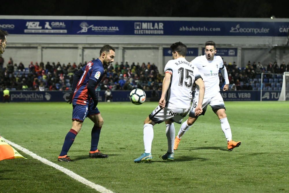 El partido entre el Huesca y el Sporting, en imágenes