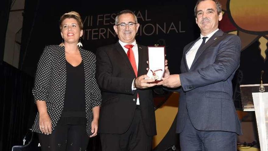 Vicente Domínguez muestra el galardón junto a la consejera portavoz del Gobierno murciano, Noelia Arroyo, y el alcalde de La Unión, Pedro López.