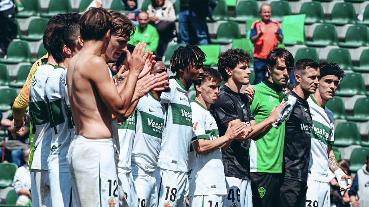 Los futbolistas del Elche aplauden a la afición franjiverde, después de un partido en el Martínez Valero.