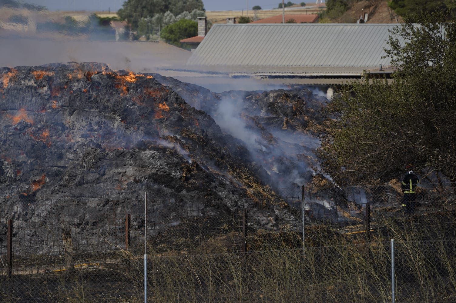 Incendio en una explotación ganadera de la carretera de La Hiniesta