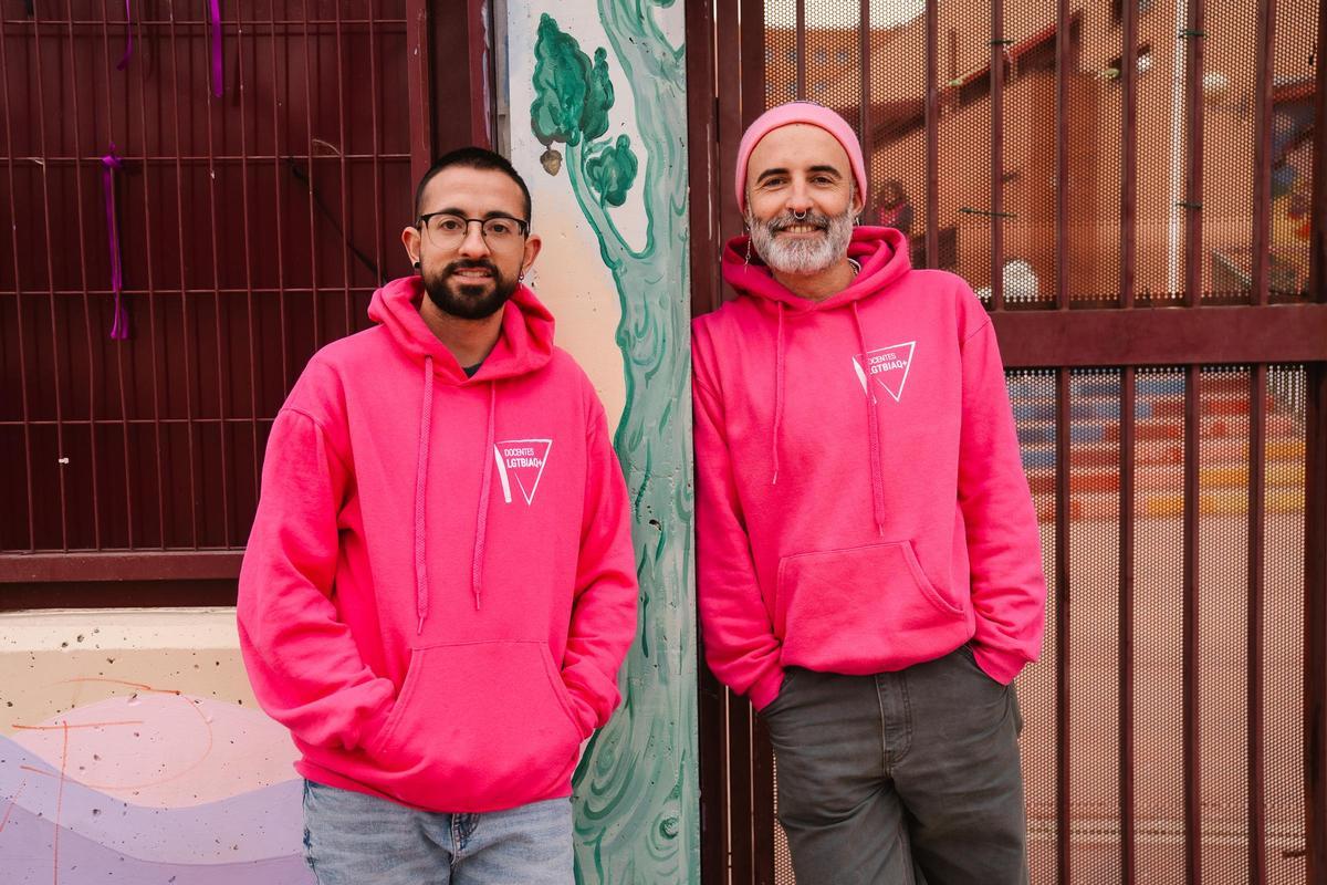 Rubén (izquierda) y Leo (derecha) forman parte de la agrupación Docentes LGTBIAQ+ Comunidad de Madrid.