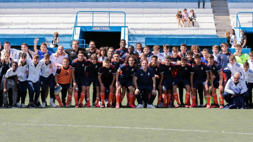 Els dos equips gaudint de la classificació.