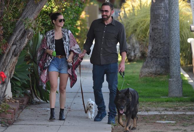 Ana de Armas con shorts, botines y caftán