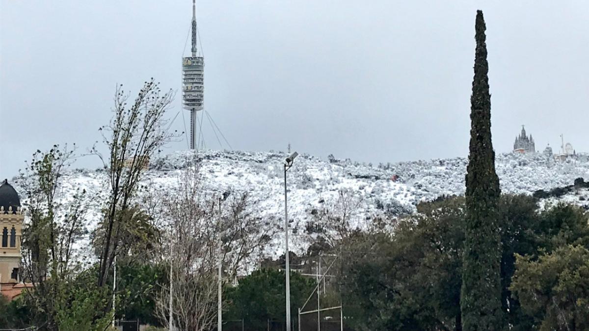 La montaña del Tibidabo ha amanecido emblanquecida.