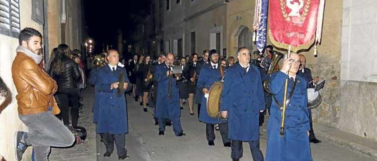 La Filharmònica durante la procesión del Jueves Santo.