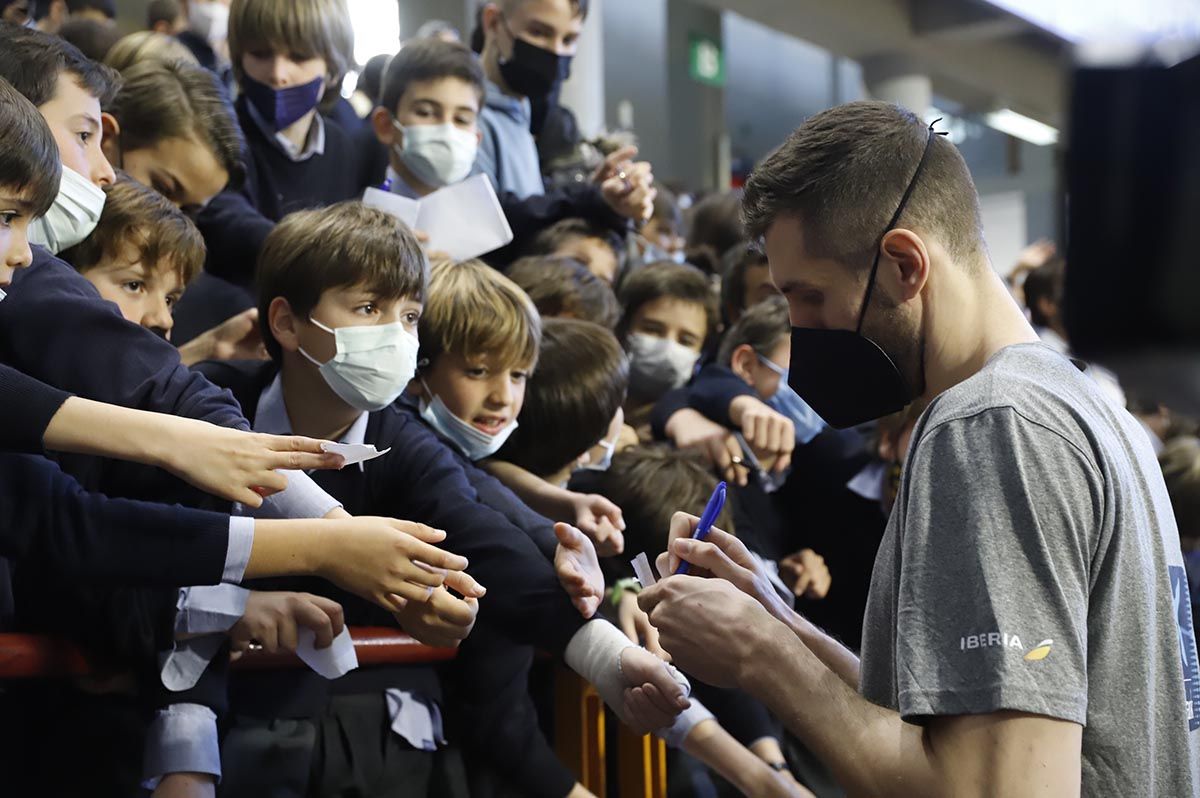 Las imágenes de la selección española de baloncesto con los jóvenes cordobeses en Vista Alegre