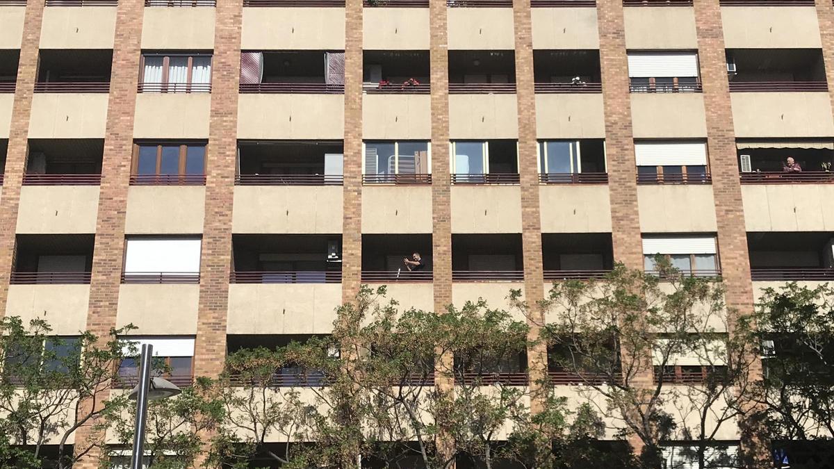 Archivo - Viviendas, fachada de un edificio con arbolado delante