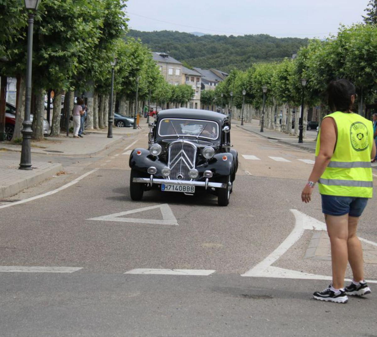 Los coches clásicos pasean por las calles de Puebla de Sanabria