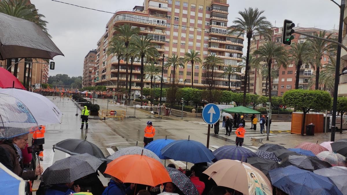Paraguas en la "mascletà" disparada el lunes en Alzira.