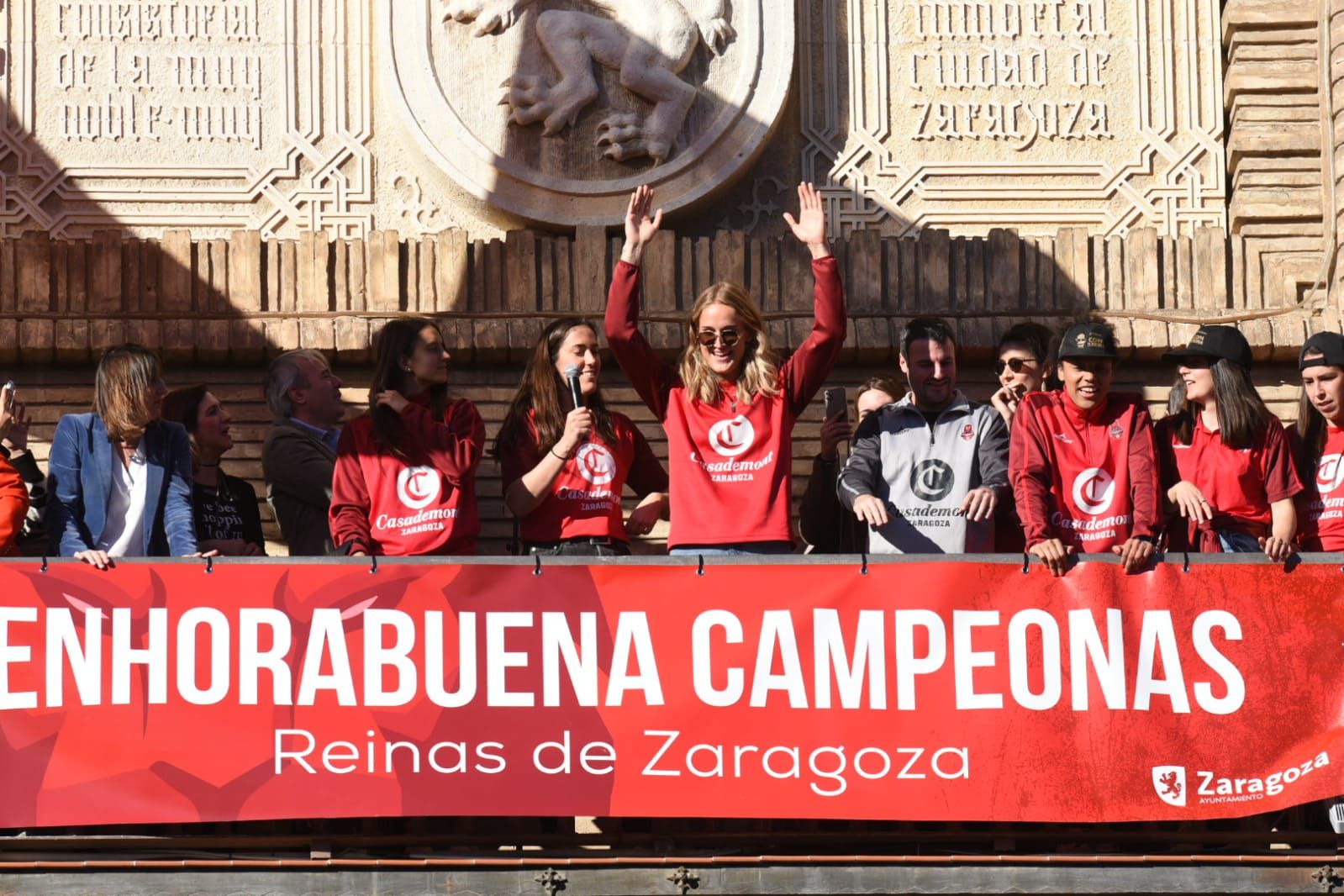 Baño de masas del Casademont Zaragoza en la plaza del Pilar y ofrenda de la Copa de la Reina a la Virgen del Pilar