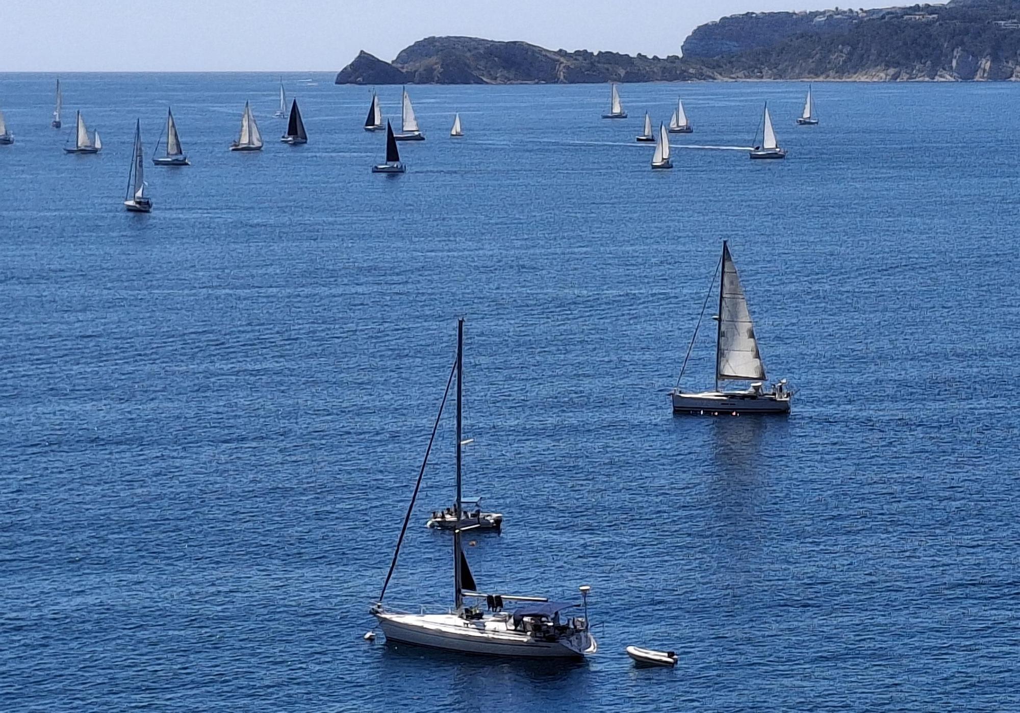 Un horizonte de dientes de sierra: el espectáculo de la vela en la bahía de Xàbia (imágenes)