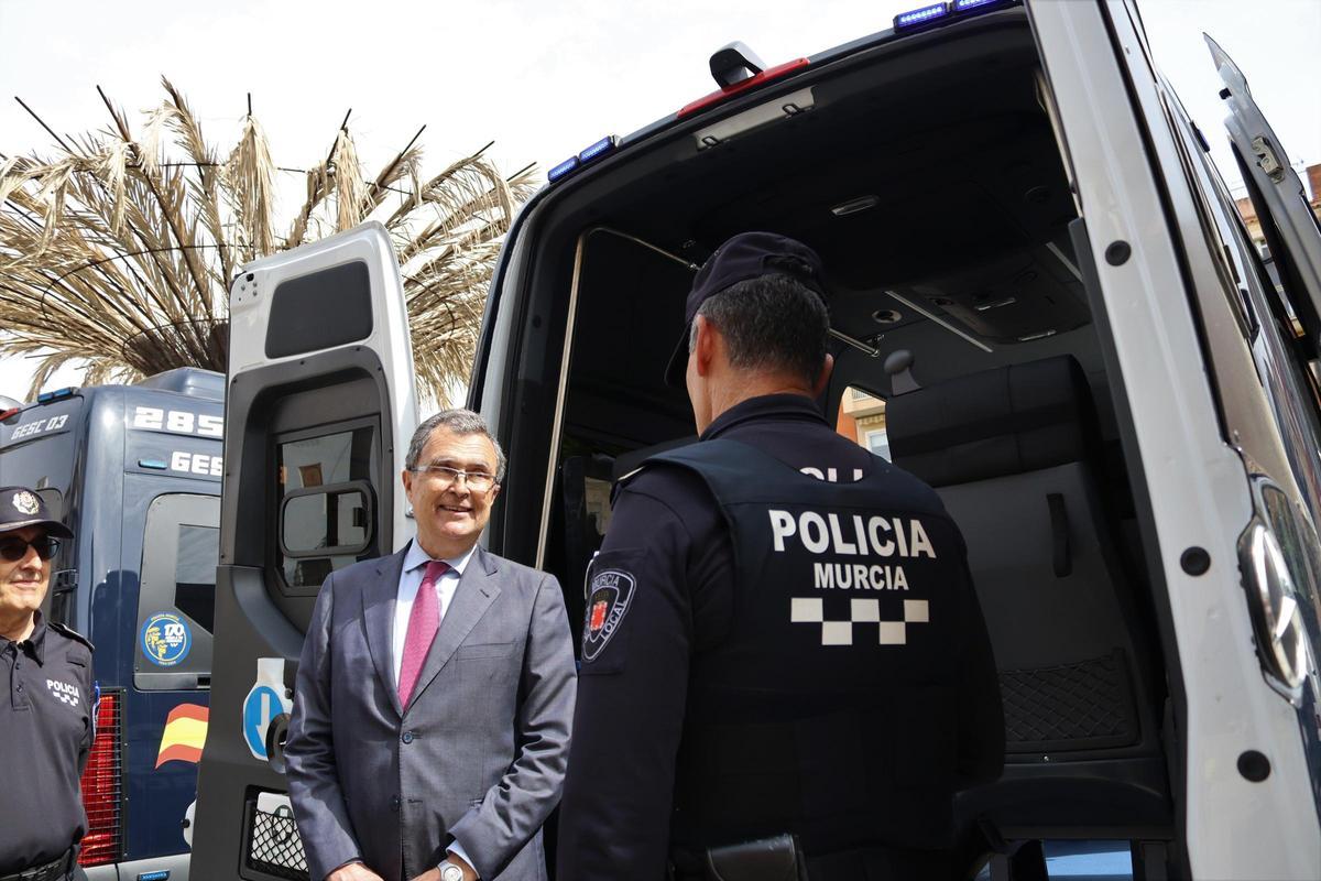 El regidor murciano durante el acto de presentación de los nuevos vehículos policiales.