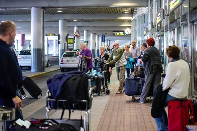 Llegada y salida de turistas en el aeropuerto