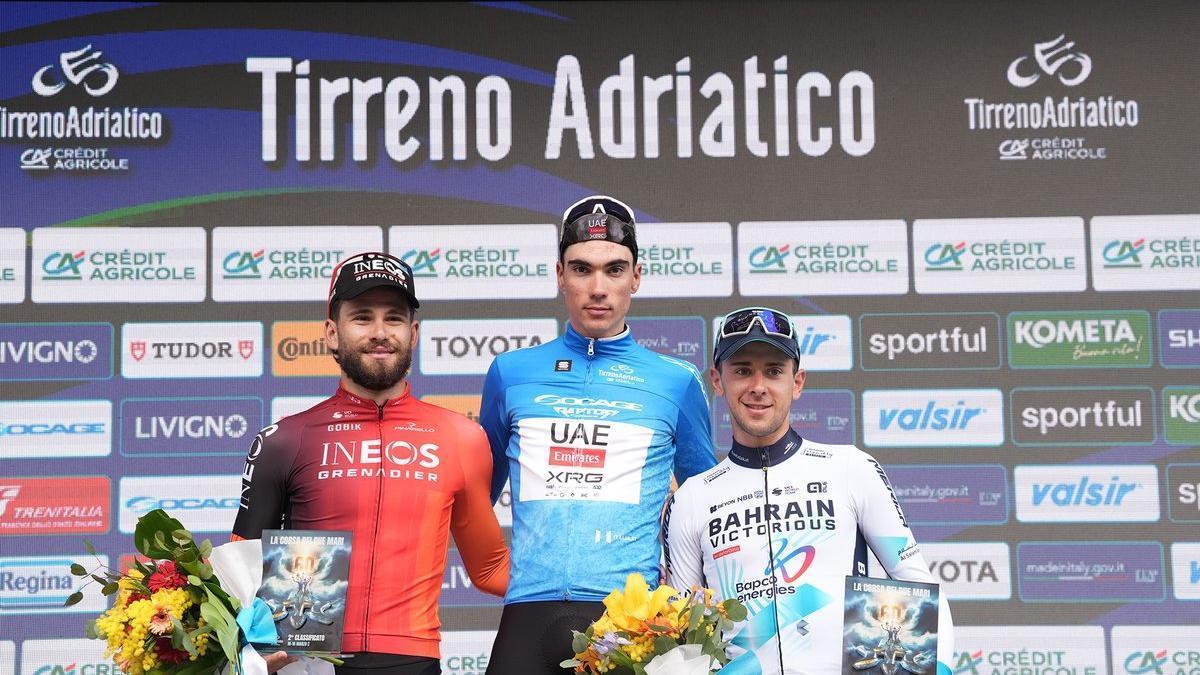 Juan Ayuso, en el centro del podio de la Tirreno-Adriático con los italianos Filippo Ganna (izquierda) y Antonio Tiberi.