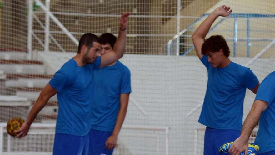 Varios jugadores teucristas se ejercitan en un entrenamiento en el Municipal.