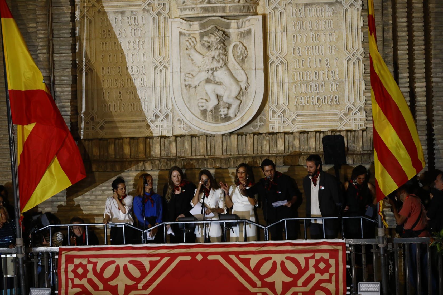 En imágenes | Primer día de las Fiestas del Pilar con las peñas y el pregón