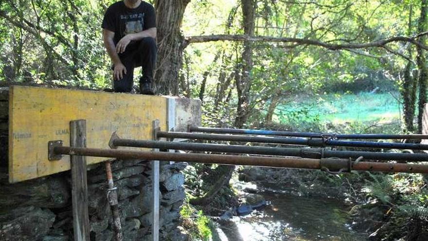 Miguel Mojardín, en la pasarela sobre el arroyo de Roxíos, durante su rehabilitación.