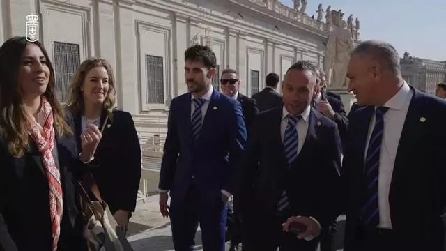 Martín Peláez y Cazorla regalaron una camiseta del Oviedo a León XIV