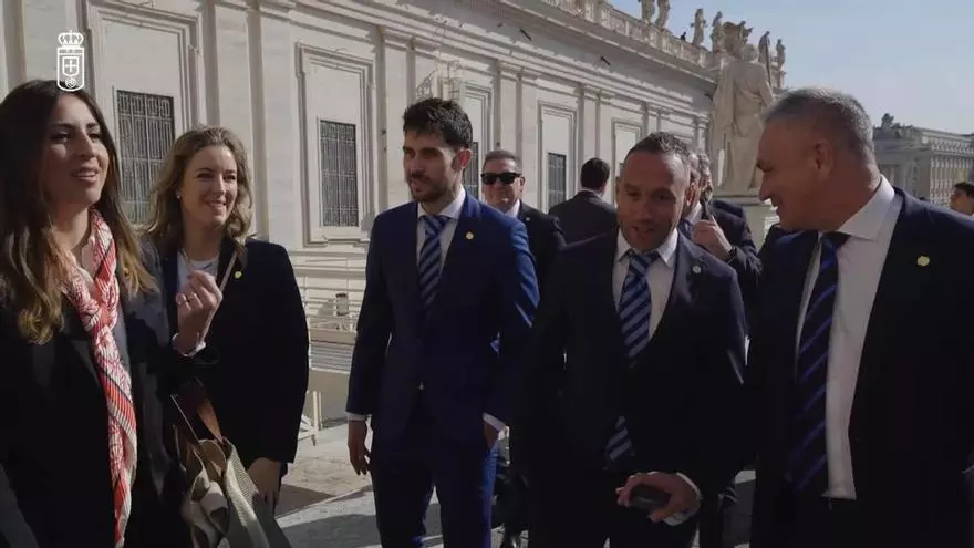 Martín Peláez y Cazorla regalaron una camiseta del Oviedo a León XIV