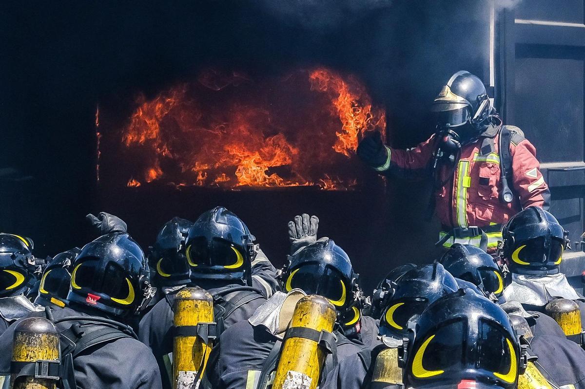 Bomberos de la capital durante un curso de formación en prácticas.
