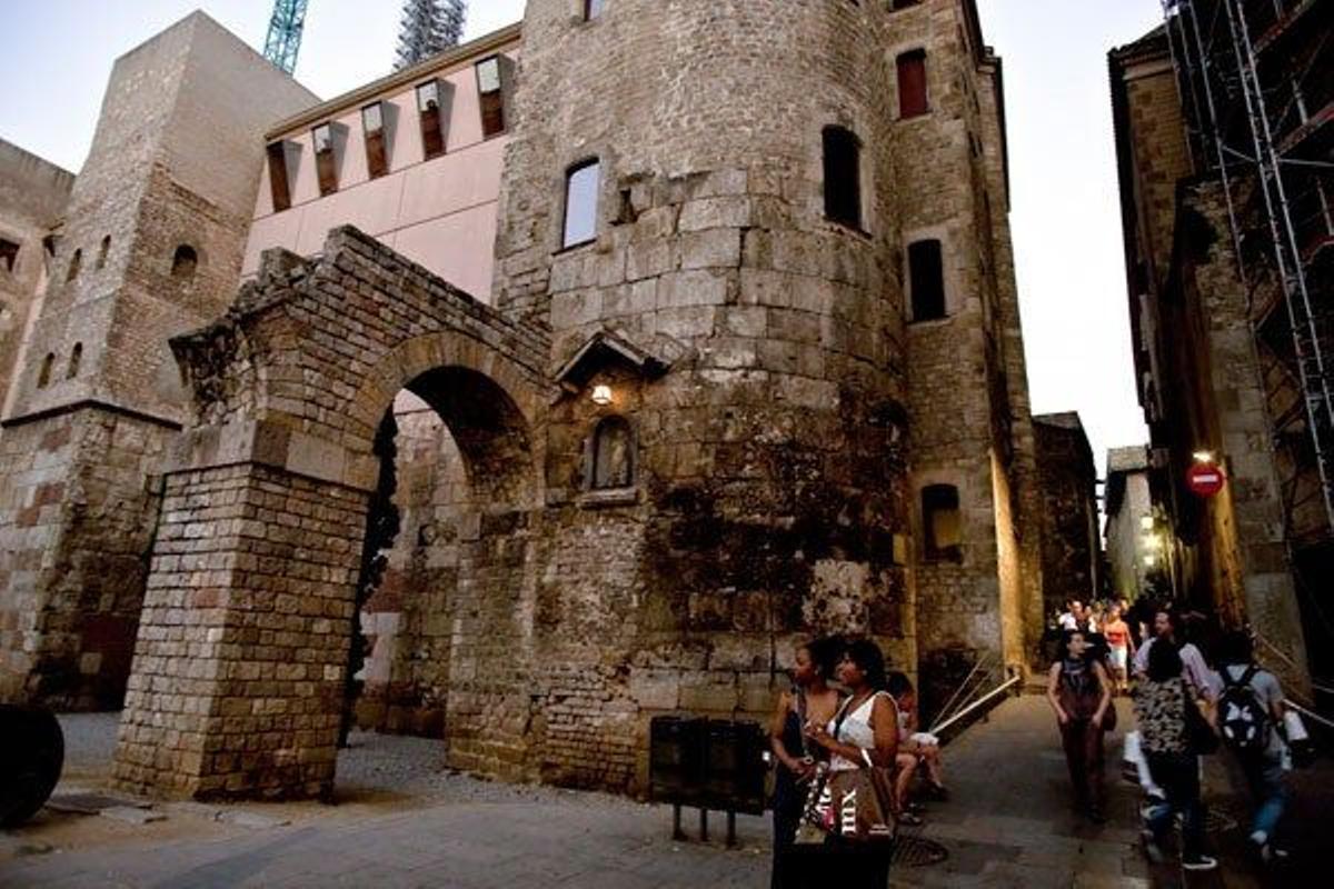 La Plaza Nova conserva restos de la muralla romana de la ciudad.