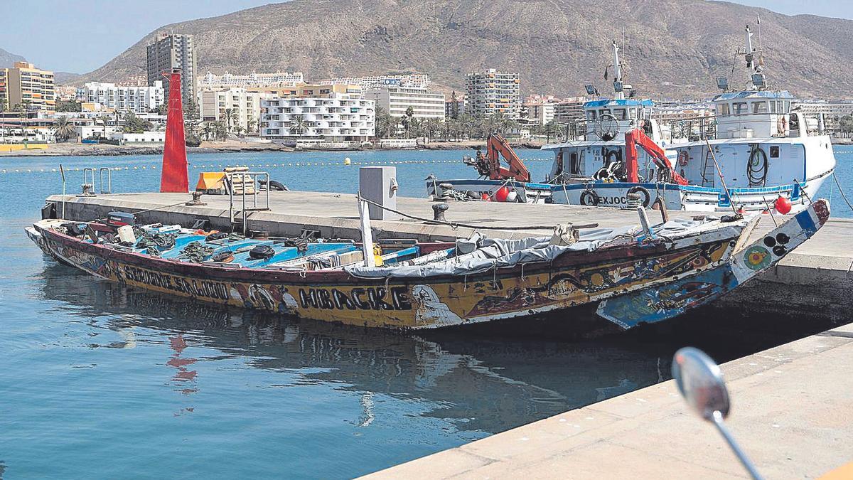 Cayuco que fue interceptado cerca de las costas de Tenerife con 72 migrantes a bordo