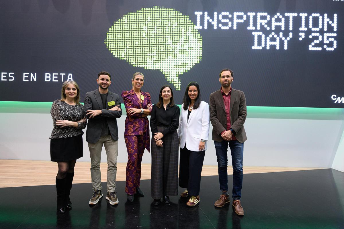 Eva Prieto junto a los ponentes de casos de éxito y la presentadora del evento.