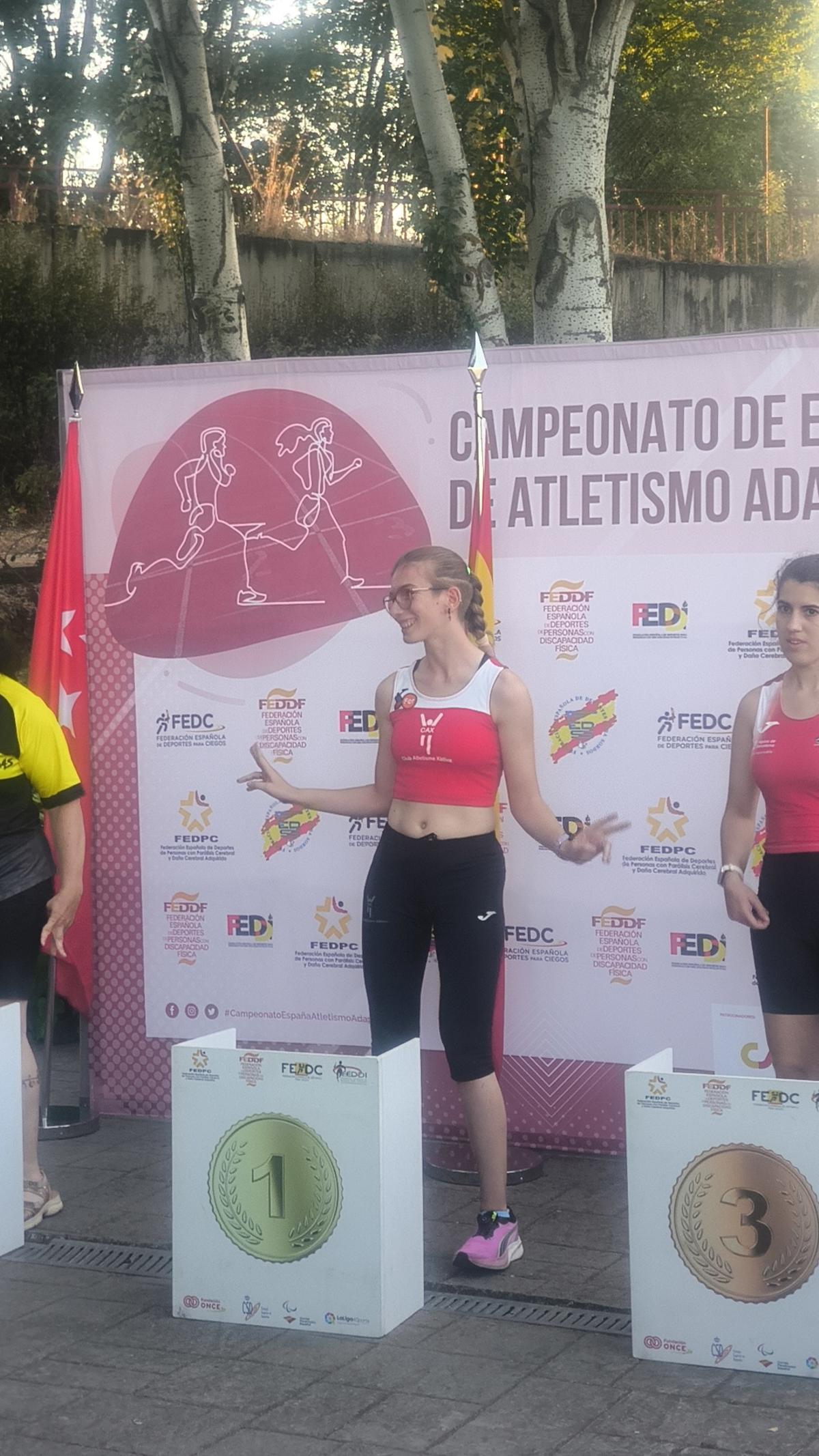 Judith Tortosa en el primer puesto del podio en el Campeonato de España de Atletismo Adaptado.