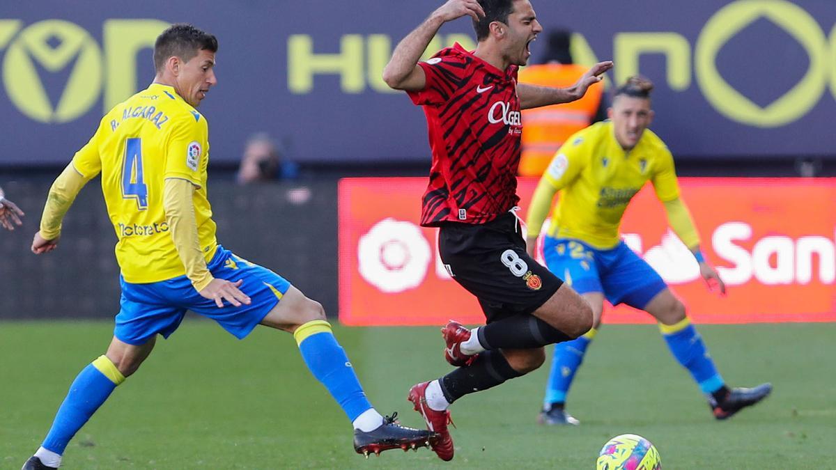 Grenier es entrado en falta por Alcaraz en el Cádiz-Mallorca del sábado.