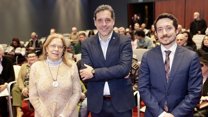 Por la izquierda, Consuelo Martínez, Javier Fernández Teruelo, y Javier Crespo. en el Club LA NUEVA ESPAÑA. | IRMA COLLÍN