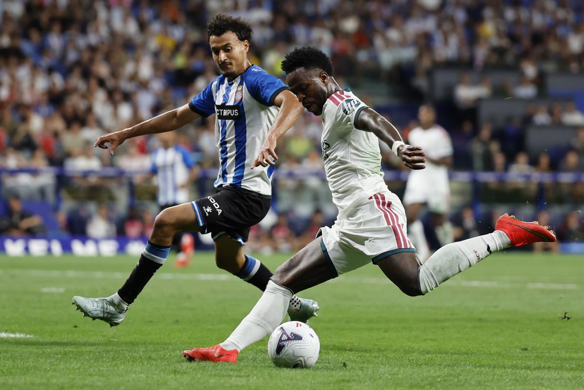 El delantero del Real Madrid Vinicius Junior juega un balón ante Omar El Hilali