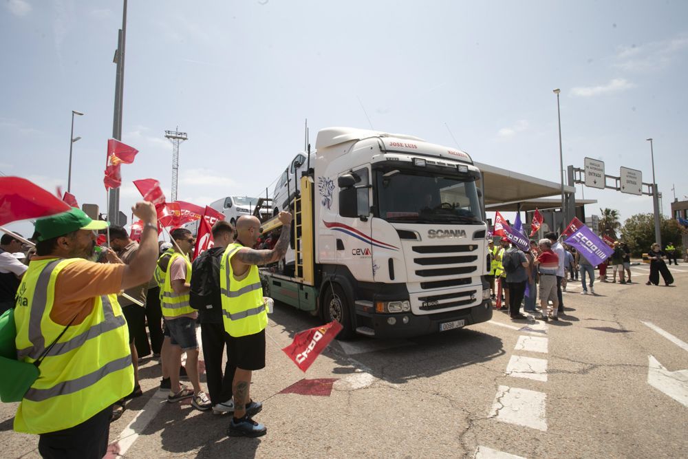 Segundo día de huelga de los trabajadores de Fertiberia en el Port de Sagunt